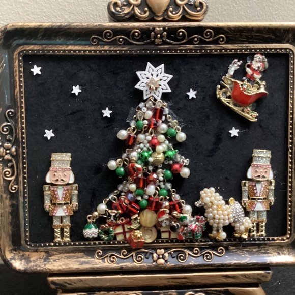 Hand crafted Christmas tree vintage upcycled jewelry art framed mantelpiece - Picture 5 of 8